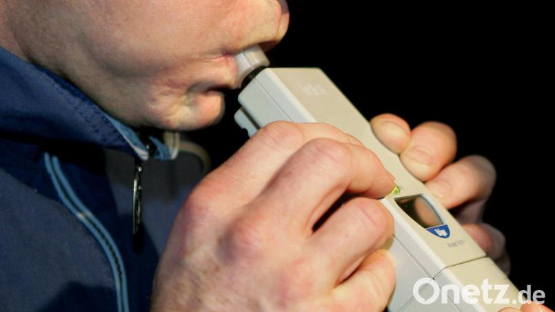 Bei einem Mann wird während einer Polizeikontrolle ein Alkoholtest vorgenommen. Symbolbild: Uli Deck