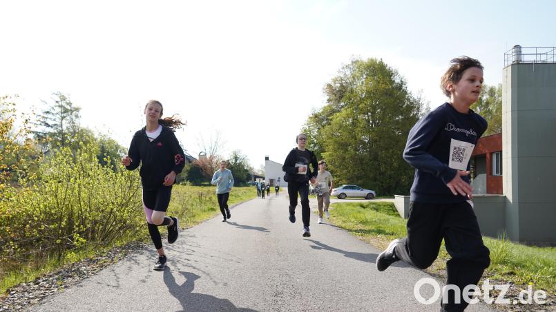 Bei der Aktion &quot;Wir laufen für ein besseres Klima!&quot; nehmen 25 Schulen aus dem Landkreis Tirschenreuth teil. Am Stiftland-Gymnasium gab es am Mittwoch einen Aktionstag. Bild: kaz