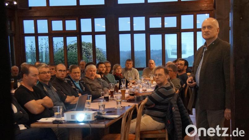 Einen positiven Rechenschaftsbericht liefert der Thansteiner Bürgermeister Walter Schauer bei der Bürgerversammlung. Bild: wel