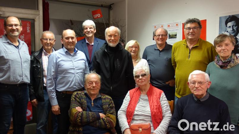 Die Hirschauer SPD wählt einen neuen Vorstand (sitzend, von links): Albert Kraus, Marianne Braun und Alfred Hausmann; stehend (von links): Michael Högl, Rudi Wild, Fraktionssprecher Josef Birner, Kreisvorsitzender Michael Rischke, Vorsitzender Günther Amann, Sonja und Georg Gebhardt, Hubert Zeitler und Elisabeth Böller-Kielhorn. Bild: Günther Amann (ag)
