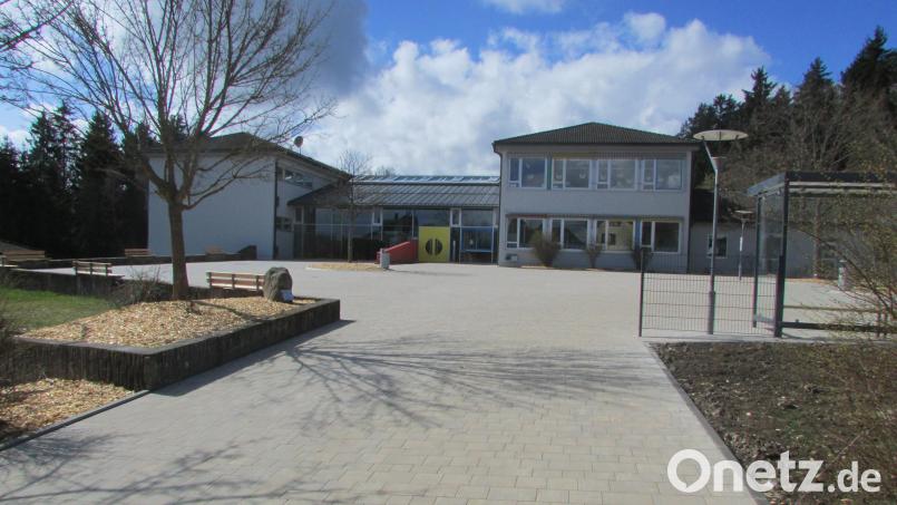 Der neugestaltete Pausenhof in der Fichtelnaabtal-Grundschule in Neusorg. Bild: exa