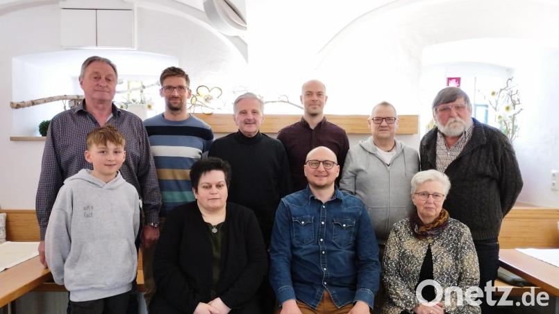 Neuwahlen gab es bei der SPD Konnersreuth. Im Bild (sitzend, von links) Sonja Zimmermann, Vorsitzender Markus Wenisch und Anni Kreuzer sowie (stehend, von links) Henri Wenisch (ohne Posten), Edgar Wenisch, Wolfgang Pötzl, Herbert Neumann, Alexander Martin, Gerald Härtl und Johann Kreuzer. Bild: SPD Konnersreuth/exb