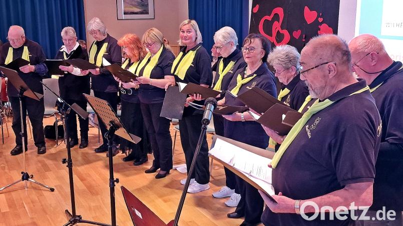 Die Theatergruppe „MimOldies“ sorgte mit dem hohen Lied der Liebe für einen kurzweiligen Nachmittag für die Besucher im Maria-Seltmann-Haus beim Besuch des Literaturcafes zum Thema „Liebeslyrik“. Bild: R. Kreuzer