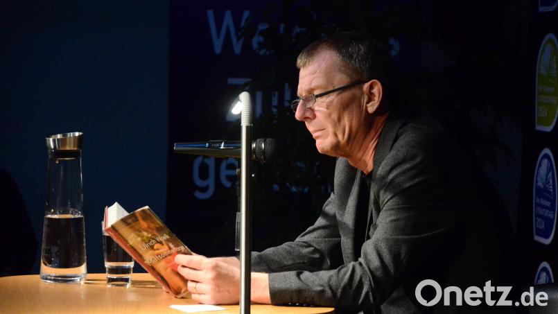 Ulrich Woelk liest in der Regionalbibliothek aus seinem aktuellen Werk. Bild: Kunz
