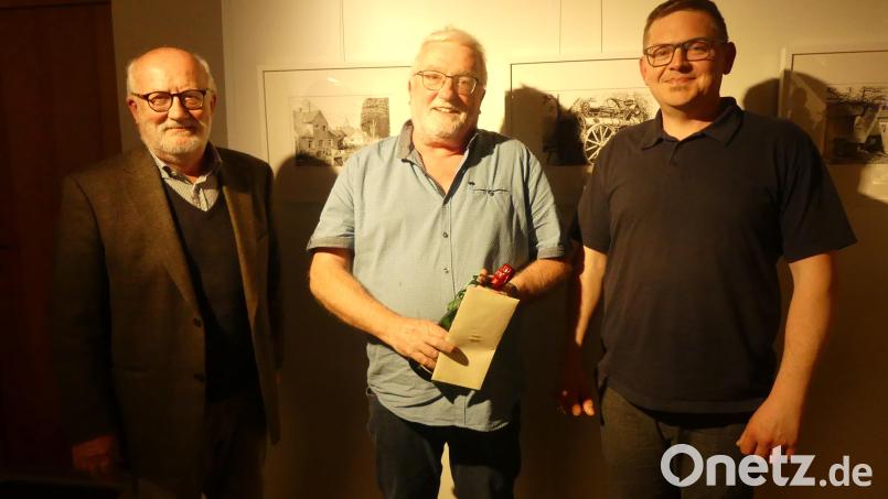 Gregor Forster (rechts) übernimmt von Matthias Haberberger (Mitte) die Aufgaben des Schriftführers. Mit kleinen Präsenten bedankt sich Karlheinz Keck für dessen jahrzehntelanges Engagement. Er bleibt dem Verein jedoch als Beisitzer erhalten. Bild: rn