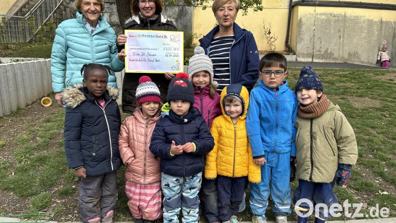 Die Leiterin des Kindergartens St. Joseph, Kerstin Gmehling (Mitte) übergibt den symbolischen Spendenscheck an die Vorstandsmitglieder der Kinderkrebshilfe Jutta Harbig (links) und Petra Troppmann (rechts). Bild: Bernhard Knauer [krb]