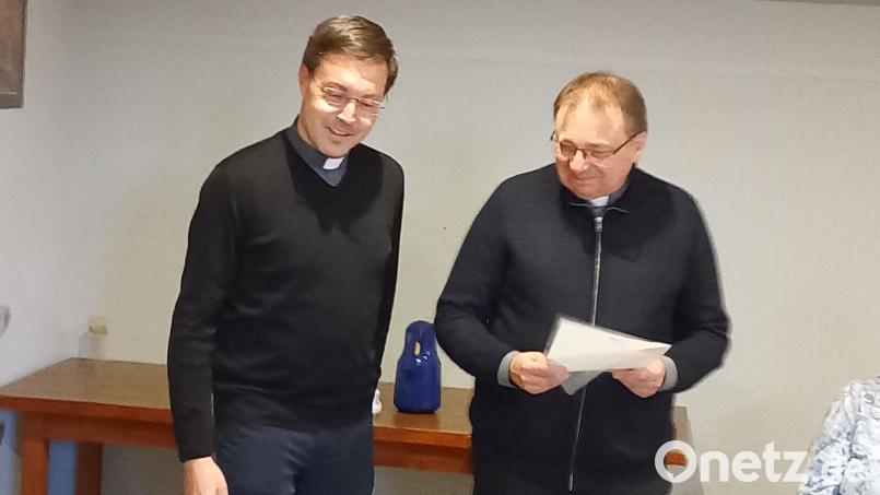 Stephan Rödl (links) überreichte Pfarrer Markus Bruckner (rechts) die Bestellungsurkunde zum Präses des KAB-Kreisverbands Kemnath-Marktredwitz. Bild: KAB KV Kemnath-Marktredwitz/exb