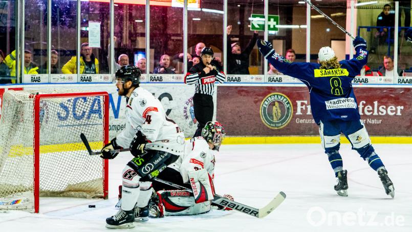 Szenen aus dem fünften Play-off-Finale in der Eishockey-Oberliga zwischen den Blue Devils Weiden (blaue Trikots) und den Hannover Scorpions. Bild: Elke Englmaier