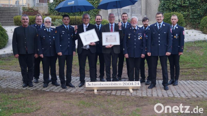 Bürgermeister Richard Tischler und Altbürgermeister Arnold Kimmerl übernehmen gerne die Schirmherrschaften für das Jubelfest der Feuerwehr Weihern im nächsten Jahr Bild: slh