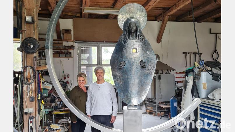 Hanna Regina Uber und Robert Diem freuen sich über das neue Kunstwerk, das schon bald nach Cham geliefert werden soll. Bild: upl