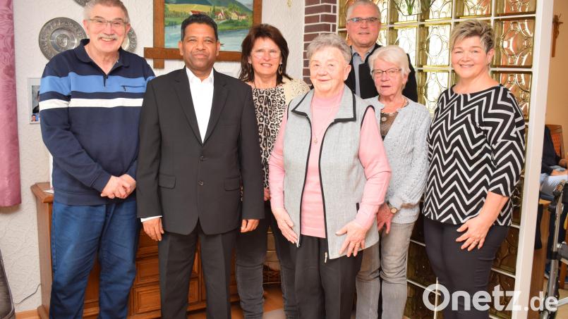 Viele Glückwünsche kann Martha Schreyer zu ihrem 90. Geburtstag entgegennehmen. Zu den Gratulanten zählen Bürgermeister Richard Tischler, Pater Georg, eine Abordnung des Siedlerbundes, Tochter Gabi (rechts) und Sohn Herbert (links). Bild: bnr