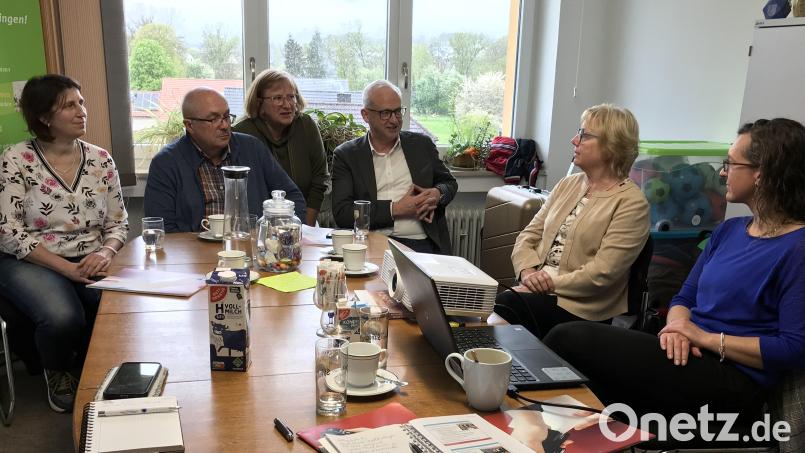 Koordinatorin Renate Scherer-Mende, Josef und Margret Hirsch sowie Bürgermeister Bernhard Lindner diskutieren mit Professorin Christel Bienstein und der Geschäftsführerin Katja Stiegler (von links) bei der AOVE über eine Weiterentwicklung von &quot;Alt werden zu Hause&quot;. Bild: mma