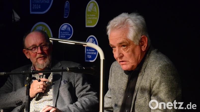 Stefan Voit (links) im Gespräch mit dem Autor Bernhard Setzwein bei den Weidener Literaturtagen. Bild: Kunz