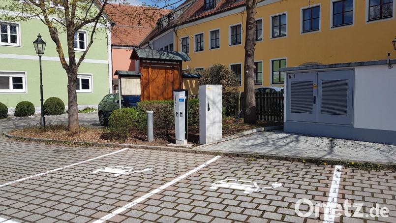 Über die erste öffentliche E-Ladestelle auf dem Rathaus-Parkplatz in Moosbach freut sich nicht nur der Bürgermeister. Bild: gi