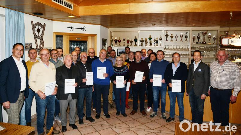 Die Ortsvorsitzenden Markus Scheidler-Diertl (links) und Mario Piller (rechts) freuen sich mit Bundestagsabgeordnetem Albert Rupprecht über die vielen treuen CSU-Mitglieder. Bild: bey