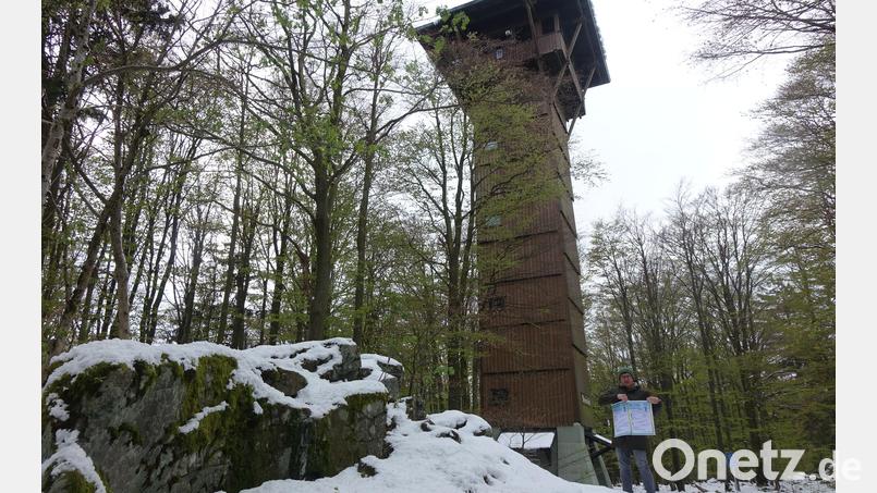 Das Turmjubiläum muss abgesagt werden. Bürgermeister Gerald Reiter bedauert dies, doch am höchsten Gelände im Landkreis liegt noch Schnee. Bild: mmj