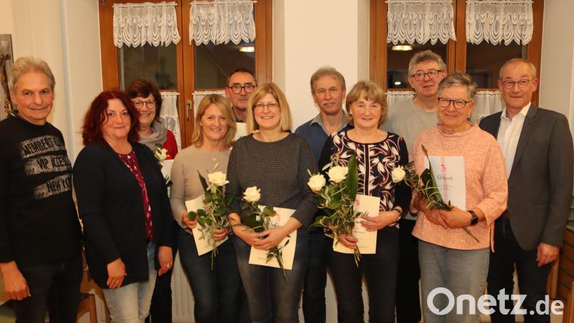 Pfarrgemeinderatsvorsitzender Josef Weinfurtner (von links) und Birgit Bauer (KAB) sowie Peter Pilz (Dritter von rechts) gratulieren mit Bürgermeister Erwin Geitner (rechts den Geehrten der KAB Rieden. Bild: mrr