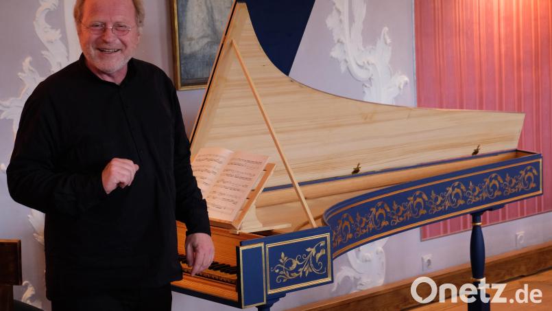 Cembalist Stefan Baier: Mit der farbig-virtuosen Klangpracht seines historischen Tasten-Instruments verzückte der Künstler im Musiksaal des Klosters Speinshart die Freunde &quot;Alter Musik&quot;. Bild: do