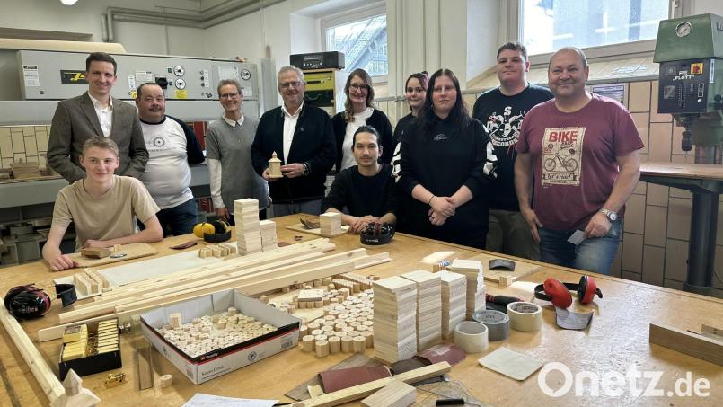 Im Haus des guten Hirten lassen sich die Lehrlinge zum Schreiner, beziehungsweise Holzfachwerker bei ihrer Arbeit über die Schulter schauen. Bild: Stadt Schwandorf/Lara Schmaus/exb