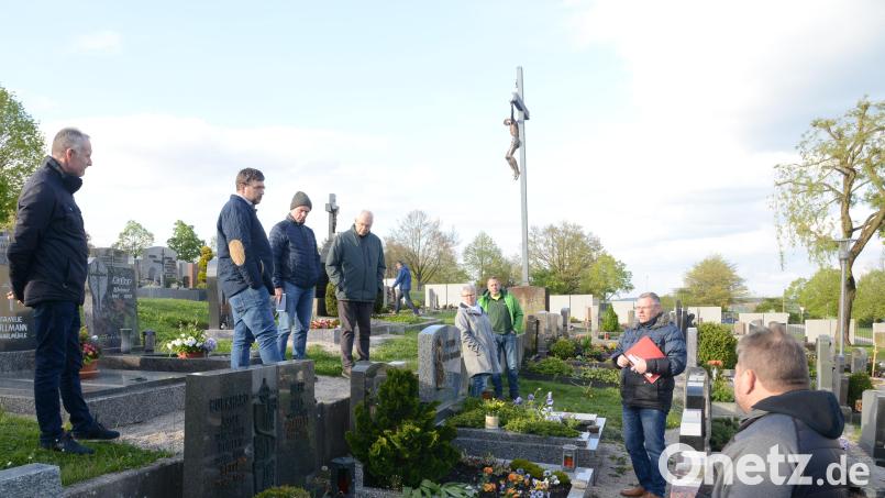 Die Böschungsmauer hinter den Gräbern soll mit L-Steinen erneuert werden, um darauf ein Geländer setzen zu können. Sorgen bereiten der Marktverwaltung vor allem die Aufschüttung der Wege zwischen den Gräbern mit den Splitsteinchen. Bild: bey