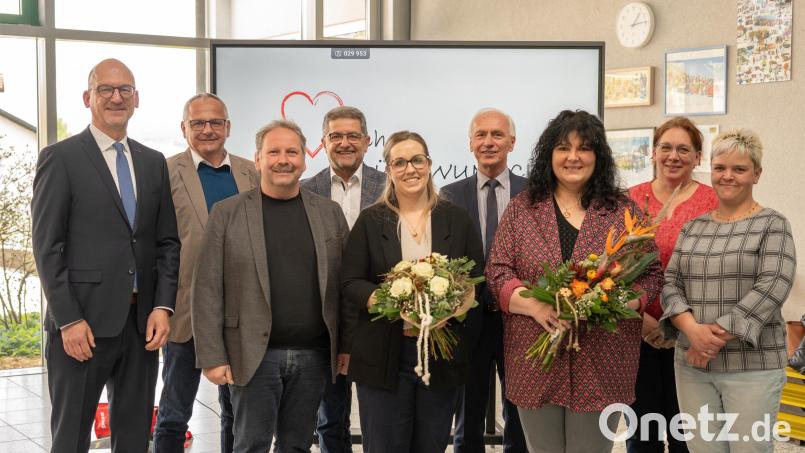 Schulleiter Alexander Köstler (von links), die Bürgermeister Hubert Kraus, Bernhard Schindler, Franz Tauber und Peter König sowie stellvertretende Elternbeiratsvorsitzende Nicole Sticht (von rechts) und Elternbeiratsvorsitzende Susanne Weiß gratulierten Verwaltungskraft Ramona Hampel (Fünfte von links) und stellvertretender Schulleiterin Jessica Plannerer (Dritte von rechts). Bild: Marie Zaus/exb