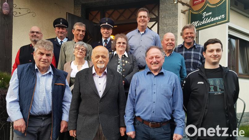 Die Vereinsvertreter lassen Günther Eckl (vorne, Zweiter von links) zu seinem 80. Geburtstag im Gasthof „Zum Michldamer“ in Saubersrieth hochleben. Bild: gi