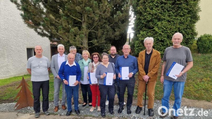 Die Geehrten des VdK-Ortsverbands Erbendorf mit den Ehrengästen (von links) Kreisgeschäftsführer Thomas Döhler, Dritter Bürgermeister Reinhold Kastner, Hans-Peter Mai, Karl-Heinz Bäumler, Vorsitzende Petra Dietl, Theresia Kahl-Ernstberger, Annemarie und Markus Fütterer, Anton Hauer, Willi Müller und Gerhard Wöhrl. Bild: Roland Lochner/exb