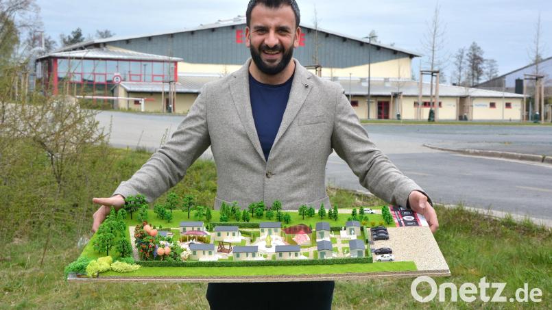 Unternehmer Sezayi Er mit dem Modell des künftigen „Sezi Village“ auf dem Grundstück, wo er das Projekt verwirklichen will. In unmittelbarer Nähe befinden sich das Freibad und die Eissporthalle (im Hintergrund). Bild: jr