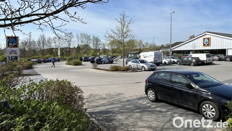Polizisten mit Sturmhauben konnten am Mittwoch, 10. April, auf dem Aldi-Parkplatz in Sulzbach-Rosenberg eine Betrügerin festnehmen. Zunächst wollten Augenzeugen auch einen Anschlag nicht ausschließen. Bild: Andreas Royer