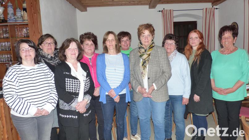 Vorsitzende Martina Maier (Vierte von rechts), Stellvertreterin Manuela Weißenburger (Fünfte von links) und die gesamten Vorstandschaft freuen sich auf das Programm in diesem Jahr. Bild: sl