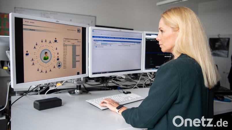 Eine Analystin beim bayerischen Landeskriminalamt, arbeitet beim bayerischen Landeskriminalamt (BLKA) an ihrem Computer, während auf einem ihrer Monitore ein Beziehungsdiagramm zu sehen ist. Das Beziehungsdiagramm zeigt die Anzahl der eingehenden und ausgehenden Nachrichten einer Zielperson mit anderen Kontakten an. Das Computerprogramm „Vera“ soll die Ermittler der Polizei beim effizienten Analysieren von großen Datenbeständen unterstützen. Symbolbild: Matthias Balk