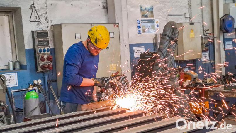 Öfter mal die Funken fliegen lässt bei der Marktredwitzer Firma RHI der stellvertretende Ausbildungsleiter Jens Heinl. Der 35-Jährige arbeitet seit 16 Jahren in der Instandhaltung. Bild: Brigitte Gschwendtner/fph