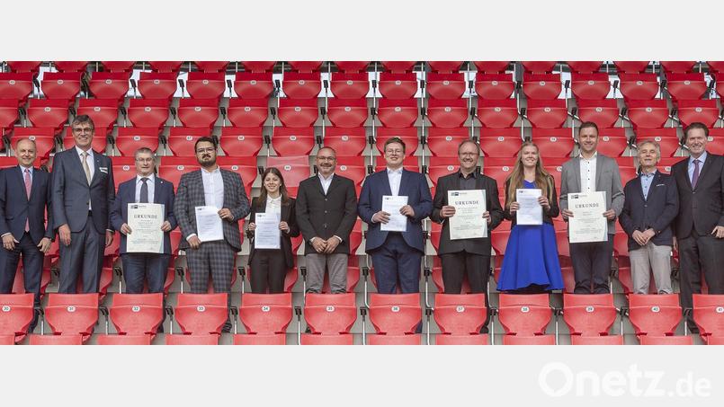 Im Jahnstadion ehrt die IHK Regensburg für Oberpfalz/Kelheim die besten Teilnehmer an der Aus- und Weiterbildung Herbst/Winter 2023/24 und ihre Ausbildungsbetriebe. Bild: Uwe Moosburger/altrofoto.de/exb