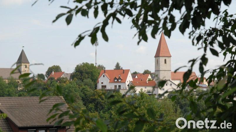 Die Pfarrei Ammerthal (links die Pfarrkirche St. Nikolaus und rechts die Frauenkirche) kommt nicht zu St. Georg Amberg, sondern zu St. Marien Sulzbach. Bild: Petra Hartl