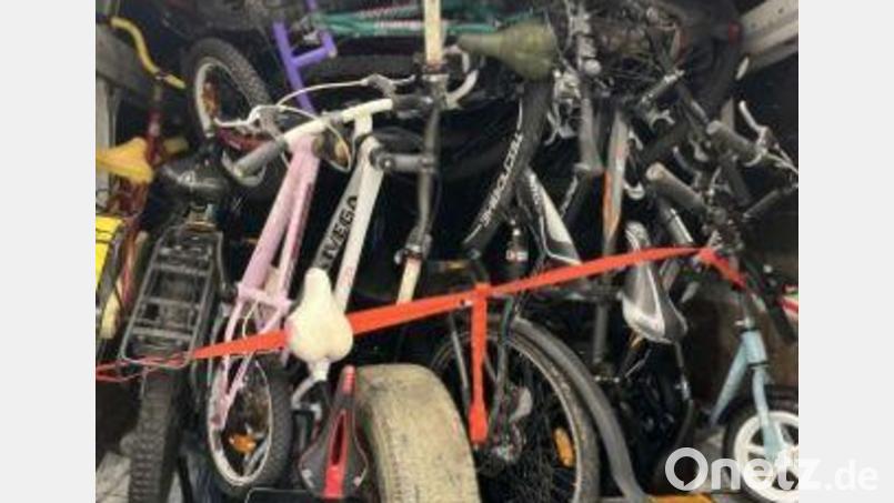 Auf der Ladefläche befanden sich viele gestohlene Fahrräder. Bild: Grenzpolizei/exb