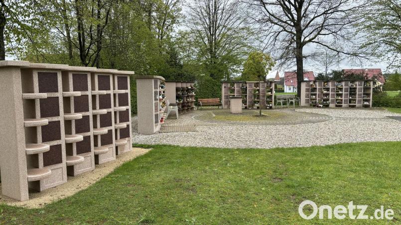 Auch die Fläche vor der neuen Urnenwand im Ammerthaler Friedhof soll bald gepflastert werden, damit ein ungehinderter Zugang möglich ist. Bild: ge