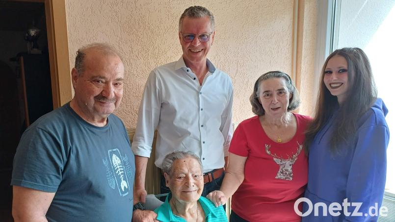 Ihren 101. Geburtstag feierte Hirschaus älteste Einwohnerin, die am 20. April 1923 in Salamanca in Spanien geborene Teresa Alonso Perez (sitzend). Sie kam 1961 als Gastarbeiterin nach Hirschau. Ihr gratulierten unter anderem (von links): Sohn Felipe (aus Madrid angereist), Bürgermeister Hermann Falk, Tochter Carmen und Enkelin Luisa. Bild: u