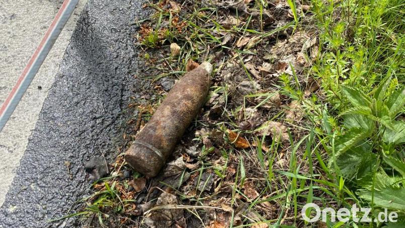 Diese Granate wurde am Donnerstag neben der A93 beim Parkplatz Regendorf gefunden. Bild: PP Oberpfalz