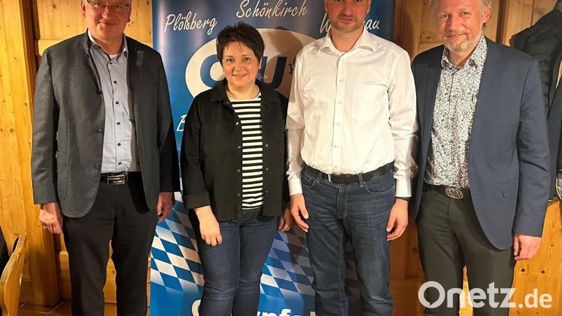 Geschäftsführerin Marion Forster (Zweite von links) erläuterte Stellvertretendem Kreisvorsitzenden Johannes Reger, Ortsvorsitzendem Adalbert Zölch und Bürgermeister Lothar Müller (von links) die Pläne für die Kinderbetreuung. Bild: Adalbert Zölch/exb