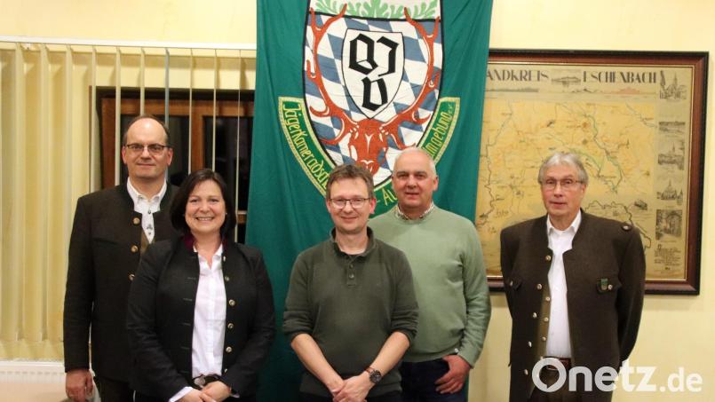 Bei der Jägerkameradschaft Auerbach arbeiten künftig (von links) Roland Schleicher, Gabi Schleicher, Marco Haslbeck und Ulrich Schomann zusammen. Rechts der scheidende Vorsitzende Reiner Thanner. Bild: jma