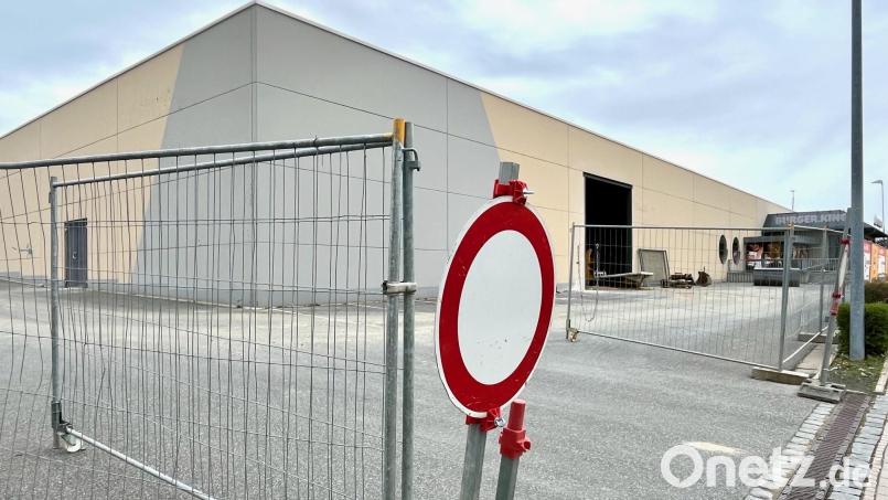 Die ehemalige Halle der Bowling-Welt in der Dr.-Seeling-Straße 16 wird umgebaut. Dort eröffnet im Frühsommer ein Getränkefachmarkt. Bild: Gabi Schönberger