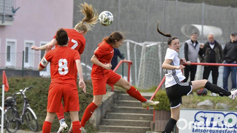 Die Fußball-Frauen des TSV Theuern empfangen am Sonntag den FC Stern München. Das Bild zeigt Lena Götz, Anne Wagner und Marie Karpf (von links) in der Partie gegen den SV Kirchberg (5:0). Archivbild: Hubert Ziegler