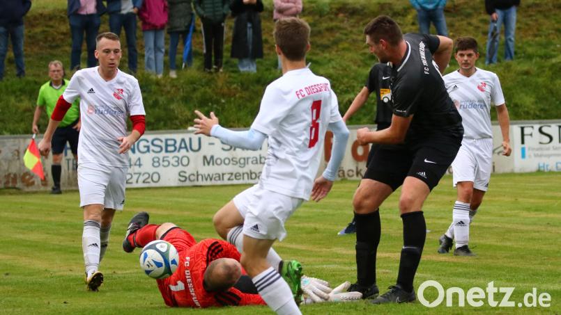 Der FC Dießfurt stemmt sich (wie im Bild gegen den FC Tremmersdorf) nicht nur gegen Gegentore, sondern auch gegen den Abstieg: In den Spielen bei der DJK Irchenrieth am Freitag und gegen den TSV Eslarn am Sonntag muss der Tabellenvorletzte kräftig punkten. Bild: Dieter Jäschke