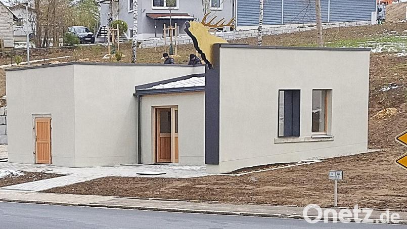 Nun ist er wieder da, der &quot;Goldene Hirsch&quot;, der dem Gasthaus einmal seinen Namen gab. Künstler Erwin Otte hat ihn vergangene Woche mit Helfern installiert. Bild: ld