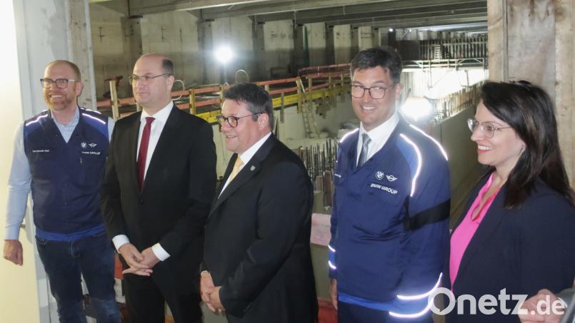 Projektleiter Felix Schmidt-Stein (links) und Werkleiter Armin Ebner (Zweiter von rechts) führten Finanzminister Albert Füracker, Bürgermeister Thomas Falter und MdB Martina Englhardt-Kopf (von links) durch die Baustelle des neuen BMW-Batterietestzentrums. Bild: Hirsch
