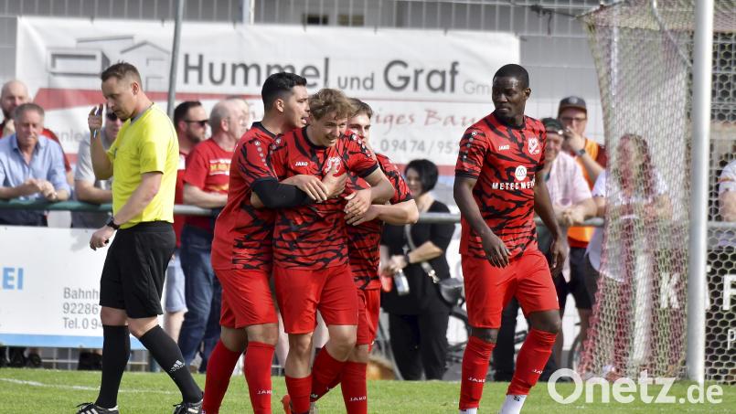 Der SV Schmidmühlen (Szene aus der Partie gegen Rieden/1:0) feierte am Mittwoch einen 3:2-Erfolg gegen den 1. FC Schlicht. Archivbild: Hubert Ziegler
