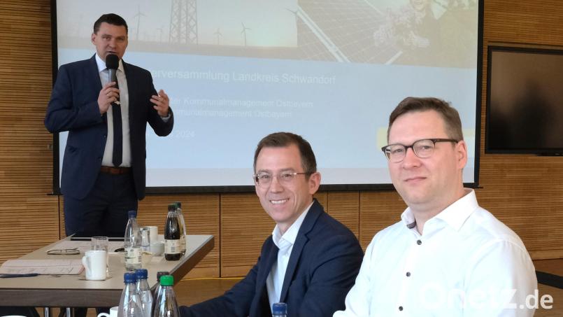 Landrat Thomas Ebeling begrüßt zur Bürgermeisterversammlung im Konrad-Max-Kunz-Saal die beiden Bayernwerksvertreter Wolfgang Dumm (rechts) und Andre Zorger (Zweiter von rechts). Sie kündigen erhebliche Investitionen in den Netzausbau an. Bild: Hirsch