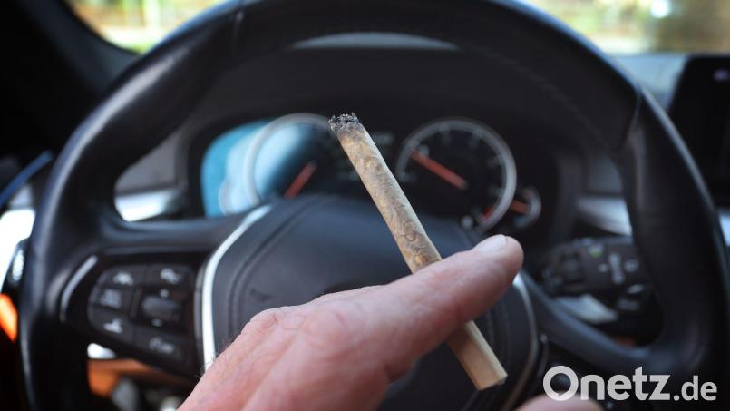 Bisher gilt bei Cannabis die strikte Linie, dass beim bloßen Nachweis des Wirkstoffes Geldbußen oder Punkte drohen. Symbolbild: Karl-Josef Hildenbrand/dpa