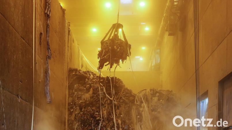 Rund 350.000 Tonnen Abfall - im Bild einer der Müllbunker – hat das Kraftwerk Schwandorf im vergangenen Jahr durchgesetzt. Die Energie daraus versorgt nicht nur das Chemieunternehmen nebenan. Als &quot;Energieerzeuger&quot; gilt das Kraftwerk dennoch bislang nicht. Archivbild: Hösamer