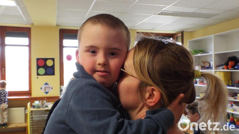 Bastian auf dem Arm seiner Mama Susanne Wittmann: Im Kindergarten in Theuern fühlt sich der kleine Junge ziemlich wohl. Bild: e